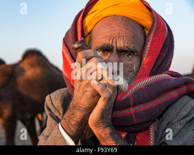 Ältere Rajasthani Mann mit einem Turban Rauchen ein Hash pipe, Pushkar, Rajasthan, Indien Stockfoto