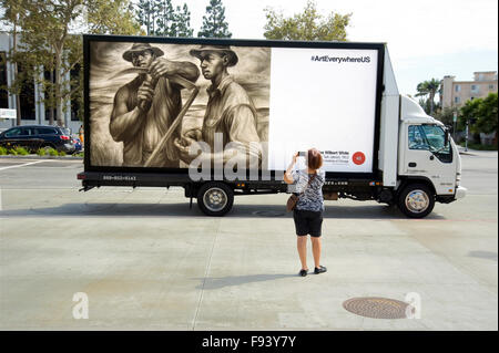 Ein Gemälde von Charles Wilbert White wird während der Art Everywhere-Veranstaltung in Los Angeles, Kalifornien, auf einer mobilen Plakatwand reproduziert Stockfoto