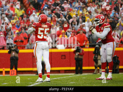 Kansas City, Missouri, USA. 13. Dezember 2015. Kansas City Chiefs Linebacker Dee Ford (55) und Kansas City Chiefs außerhalb Linebacker Tamba Hali (91) nach einer Plünderung während der NFL-Spiel zwischen den San Diego Chargers und die Kansas City Chiefs im Arrowhead Stadium in Kansas City, Missouri feiern Die Häuptlinge besiegt die Ladegeräte 10-3 Tim Warner/CSM/Alamy Live News Stockfoto