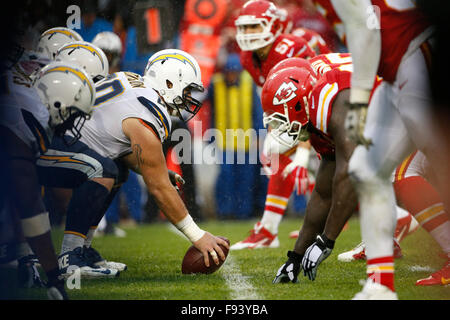 Kansas City, Missouri, USA. 13. Dezember 2015. Ein Blick nach unten der Line Of Scrimmage während der NFL-Spiel zwischen den San Diego Chargers und die Kansas City Chiefs am Arrowhead Stadium in Kansas City, Missouri. Die Häuptlinge besiegt die Ladegeräte 10-3 Tim Warner/CSM/Alamy Live News Stockfoto