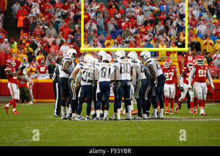 Kansas City, Missouri, USA. 13. Dezember 2015. Die San Diego Chargers drängen sich auf der letzten Fahrt während der NFL-Spiel zwischen den San Diego Chargers und die Kansas City Chiefs am Arrowhead Stadium in Kansas City, Missouri. Die Häuptlinge besiegt die Ladegeräte 10-3 Tim Warner/CSM/Alamy Live News Stockfoto