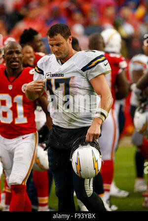 Kansas City, Missouri, USA. 13. Dezember 2015. San Diego Chargers quarterback Philip Rivers (17) nach dem NFL-Spiel zwischen den San Diego Chargers und die Kansas City Chiefs am Arrowhead Stadium in Kansas City, Missouri. Die Häuptlinge besiegt die Ladegeräte 10-3 Tim Warner/CSM/Alamy Live News Stockfoto