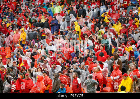 Kansas City, Missouri, USA. 13. Dezember 2015. Kansas City Chiefs Fans trotzen den Regen während der NFL-Spiel zwischen den San Diego Chargers und die Kansas City Chiefs am Arrowhead Stadium in Kansas City, Missouri. Die Häuptlinge besiegt die Ladegeräte 10-3 Tim Warner/CSM/Alamy Live News Stockfoto