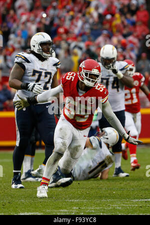 Kansas City, Missouri, USA. 13. Dezember 2015. Kansas City Chiefs Linebacker Dee Ford (55) feiert nach einer Plünderung während der NFL-Spiel zwischen den San Diego Chargers und die Kansas City Chiefs am Arrowhead Stadium in Kansas City, Missouri. Die Häuptlinge besiegt die Ladegeräte 10-3 Tim Warner/CSM/Alamy Live News Stockfoto
