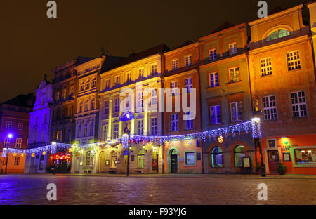 Nachtansicht der Häuser in Old Market Square in Poznan, Polen Stockfoto