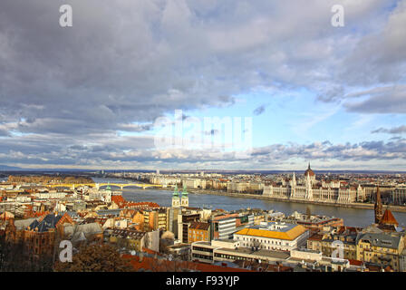 Stadt Budapest, Ungarn. Blick auf Donau und berühmten ungarischen Parlamentsgebäude Stockfoto