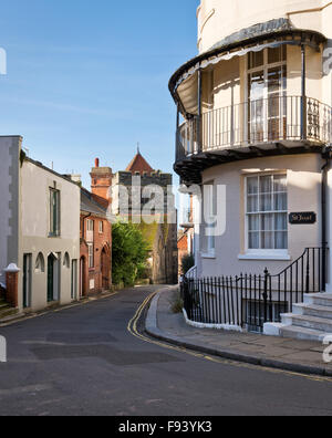 Eine Straße in Richtung St Clement Kirche in Old Town, Hastings, East Sussex. Stockfoto