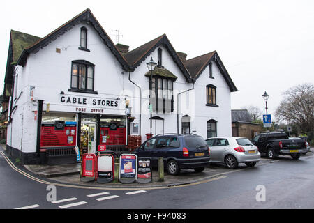 Das Postamt in Harmondsworth, einem alten Dorf, das durch die Erweiterung des Flughafens Heathrow von der Zerstörung bedroht ist Stockfoto