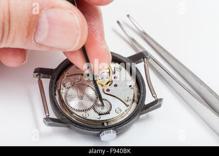 Anpassung alte mechanische Armbanduhr - Horologer Reparaturen alten schauen close up Stockfoto