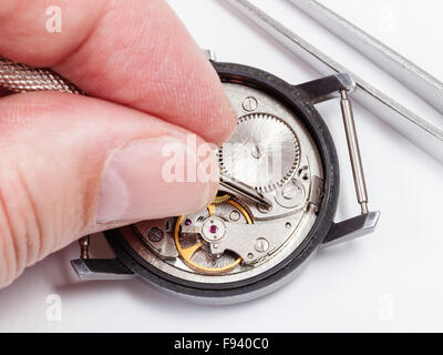 Anpassung alte mechanische Armbanduhr - Uhrmacher Reparaturen alten schauen close up Stockfoto