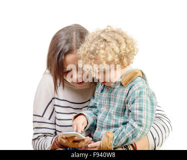 ein kleiner blonder Junge spielt mit seiner Schwester Telefon Stockfoto