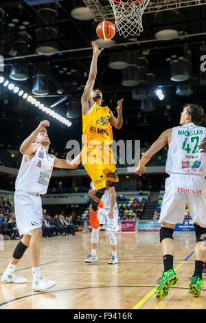 London, UK.13th Dezember 2015. London-Lions Spieler Nick Lewis (11) springt bis zu den Korb während der London Lions vs. Plymouth Raiders BBL-Spiel in der Kupfer-Box-Arena im Olympiapark. Plymouth Raiders gewinnen 114:104 Credit: Imageplotter/Alamy Live News Stockfoto