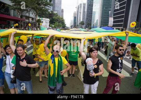 Sao Paulo, Brasilien. Dezember 2015. Demonstranten halten eine riesige Flagge mit dem Wort "Amtsenthebung", während sie die brasilianische Nationalhymne singen während einer Demonstration, die zur Amtsenthebung der brasilianischen Präsidentin Dilma Rousseff in der Paulista Avenue, Sao Paulo, Brasilien aufruft. Quelle: Andre M. Chang/Alamy Live News Stockfoto