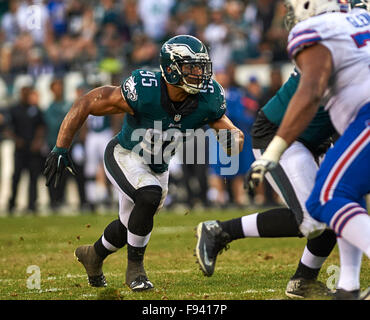 Philadelphia, Pennsylvania, USA. 13. Dezember 2015. Eagles' Linebacker Mychal Kendricks (95) auf einem Pass rush bei NFL Aktion zwischen den Buffalo Bills und die Philadelphia Eagles am Lincoln Financial Field in Philadelphia, Pennsylvania. Die Adler besiegte die Rechnungen 23-20. Duncan Williams/CSM/Alamy Live-Nachrichten Stockfoto