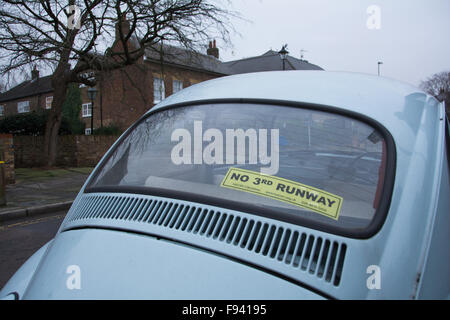 Ein No 3rd Runway Aufkleber auf der Heckscheibe eines VW Käfer in Harmondsworth in der Nähe des Flughafens Heathrow, London, Großbritannien Stockfoto