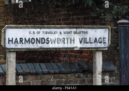 Ein Straßenschild in Harmondsworth, einem alten Dorf, das durch die Erweiterung des Flughafens Heathrow von der Zerstörung bedroht ist Stockfoto