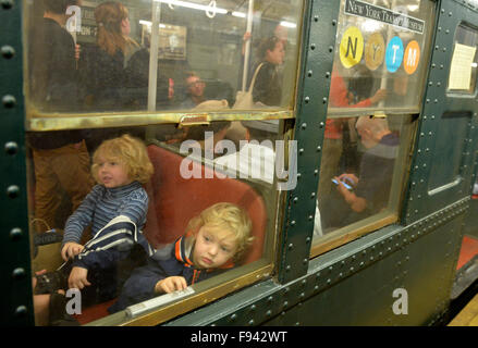 New York, USA. 13. Dezember 2015. Kinder erleben Oldtimern an einer u-Bahnstation in New York City, USA, 13. Dezember 2015. Am 6. Dezember ab und läuft für die folgenden drei Sonntagen, läuft die MTA New York City des Nostalgiezuges "Shopper Special" mit acht Autos laufen aus den 1930er Jahren bis in die 1970er Jahre. © Wang Lei/Xinhua/Alamy Live-Nachrichten Stockfoto