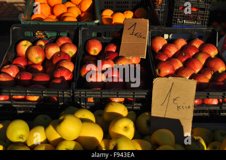 Verschiedene Sorten von Äpfeln und Orangen für den Verkauf auf einem Stand am Donnerstag offenen Markt in Javea, Alacant, Spanien Stockfoto