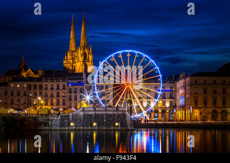 In der Nacht, ein großes Rad (Riesenrad) Reflexion im Wasser an der Adour und Nive Fluss Mündung (Bayonne - Aquitaine - Frankreich). Stockfoto