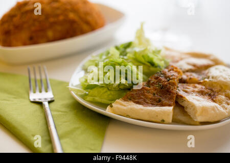 Indian curry Naan-Brot auf einem Teller mit Salat Stockfoto