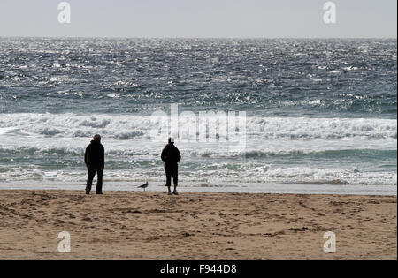 Zwei Leute auf Coumeenoole Strand, Halbinsel Dingle in der Grafschaft Kerry, Irland Stockfoto