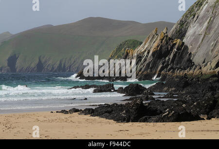 Atlantische Brandung am Strand, Coumeenoole Dunmore Head auf der Dingle Halbinsel mit Great Blasket Insel im Hintergrund Stockfoto