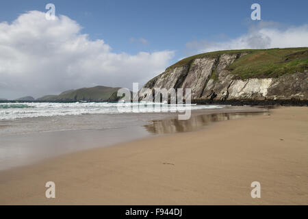 Atlantische Brandung am Strand, Coumeenoole Dunmore Head auf der Dingle Halbinsel mit dem Blasket Islands im Hintergrund Stockfoto