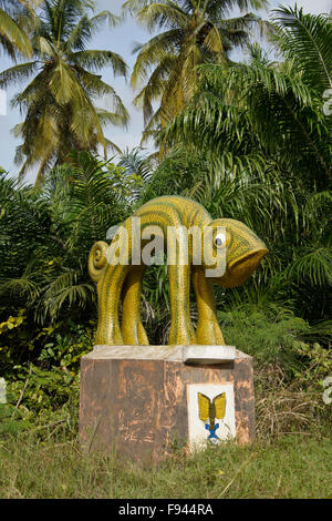 Statue von Segbo Lissa, Chamäleon Gott der Natur, auf La Route des Esclaves (Slave Road), Ouidah, Benin Stockfoto