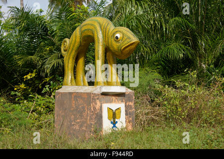 Statue von Segbo Lissa, Chamäleon Gott der Natur, auf La Route des Esclaves (Slave Road), Ouidah, Benin Stockfoto