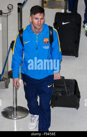 Narita, Japan. 14. Dezember 2015. Lionel Andrés Messi kommt am Narita International Airport mit anderen Mitgliedern des FC Barcelona am 14. Dezember 2015, Narita, Japan. Große Menschenmengen versammelten sich im Ankunftsbereich des Flughafen Tokio-Narita, die FC Barcelona-Fußball-Team-Mitglieder begrüßen, die in der FIFA Club World Cup Japan 2015 spielen wird. Bildnachweis: Rodrigo Reyes Marin/AFLO/Alamy Live-Nachrichten Stockfoto