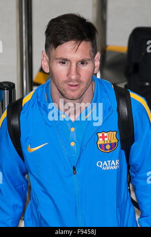 Narita, Japan. 14. Dezember 2015. Lionel Andrés Messi kommt am Narita International Airport mit anderen Mitgliedern des FC Barcelona am 14. Dezember 2015, Narita, Japan. Große Menschenmengen versammelten sich im Ankunftsbereich des Flughafen Tokio-Narita, die FC Barcelona-Fußball-Team-Mitglieder begrüßen, die in der FIFA Club World Cup Japan 2015 spielen wird. Bildnachweis: Rodrigo Reyes Marin/AFLO/Alamy Live-Nachrichten Stockfoto