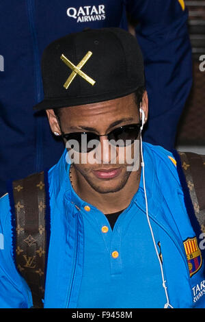 Narita, Japan. 14. Dezember 2015. Neymar da Silva Santos Junior kommt am Narita International Airport mit anderen Mitgliedern des FC Barcelona am 14. Dezember 2015, Narita, Japan. Große Menschenmengen versammelten sich im Ankunftsbereich des Flughafen Tokio-Narita, die FC Barcelona-Fußball-Team-Mitglieder begrüßen, die in der FIFA Club World Cup Japan 2015 spielen wird. Bildnachweis: Rodrigo Reyes Marin/AFLO/Alamy Live-Nachrichten Stockfoto