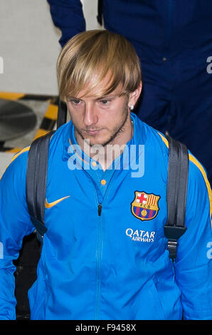 Narita, Japan. 14. Dezember 2015. Ivan Rakitic kommt am Narita International Airport mit anderen Mitgliedern des FC Barcelona am 14. Dezember 2015, Narita, Japan. Große Menschenmengen versammelten sich im Ankunftsbereich des Flughafen Tokio-Narita, die FC Barcelona-Fußball-Team-Mitglieder begrüßen, die in der FIFA Club World Cup Japan 2015 spielen wird. Bildnachweis: Rodrigo Reyes Marin/AFLO/Alamy Live-Nachrichten Stockfoto