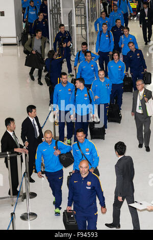 Narita, Japan. 14. Dezember 2015. FC Barcelona Fußball-Nationalmannschaft am Narita International Airport am 14. Dezember 2015, Narita, Japan ankommen. Große Menschenmengen versammelten sich im Ankunftsbereich des Flughafen Tokio-Narita, die FC Barcelona-Fußball-Team-Mitglieder begrüßen, die in der FIFA Club World Cup Japan 2015 spielen wird. Bildnachweis: Rodrigo Reyes Marin/AFLO/Alamy Live-Nachrichten Stockfoto