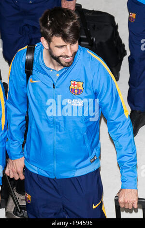 Narita, Japan. 14. Dezember 2015. Gerard Piqué Bernabeu kommt am Narita International Airport mit anderen Mitgliedern des FC Barcelona am 14. Dezember 2015, Narita, Japan. Große Menschenmengen versammelten sich im Ankunftsbereich des Flughafen Tokio-Narita, die FC Barcelona-Fußball-Team-Mitglieder begrüßen, die in der FIFA Club World Cup Japan 2015 spielen wird. Bildnachweis: Rodrigo Reyes Marin/AFLO/Alamy Live-Nachrichten Stockfoto