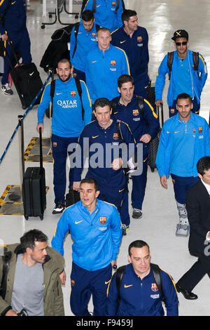 Narita, Japan. 14. Dezember 2015. FC Barcelona Fußball-Nationalmannschaft am Narita International Airport am 14. Dezember 2015, Narita, Japan ankommen. Große Menschenmengen versammelten sich im Ankunftsbereich des Flughafen Tokio-Narita, die FC Barcelona-Fußball-Team-Mitglieder begrüßen, die in der FIFA Club World Cup Japan 2015 spielen wird. Bildnachweis: Rodrigo Reyes Marin/AFLO/Alamy Live-Nachrichten Stockfoto