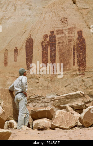 Wanderer (Selbstporträt) bei Piktogrammtafel in der großen Galerie des Hufeisenschluchtes im canyonlands Nationalpark, utah