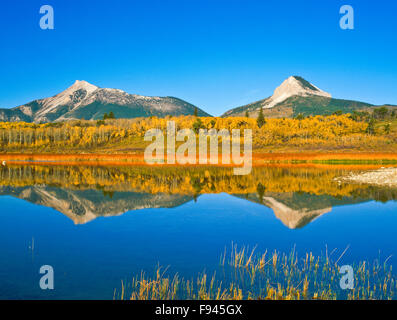 Heart butte und Federfrau Berg in einem Teich entlang der felsigen Bergfront in der Nähe von Heart butte, montana reflektiert Stockfoto