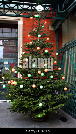 London, UK. 11. Dezember 2015. Foto aufgenommen am 11. Dezember 2015 zeigt einen Weihnachtsbaum vor das London Transport Museum in London, Großbritannien. © Han Yan/Xinhua/Alamy Live-Nachrichten Stockfoto