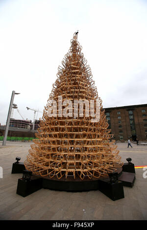 London, UK. 11. Dezember 2015. Foto aufgenommen am 11. Dezember 2015 zeigt einen Weihnachtsbaum bestehend aus Schlitten auf Granary Square in London, Großbritannien. © Han Yan/Xinhua/Alamy Live-Nachrichten Stockfoto