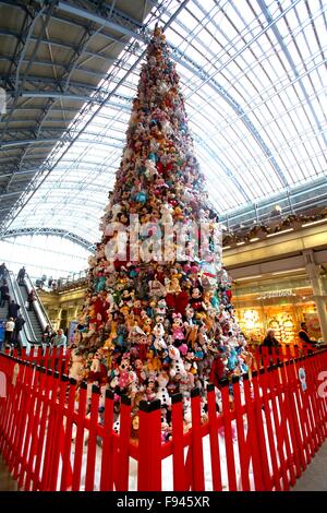 London, UK. 11. Dezember 2015. Foto aufgenommen am 11. Dezember 2015 zeigt einen Weihnachtsbaum bestehend aus Disney Spielzeug in St. Pancras International Station in London, Großbritannien. © Han Yan/Xinhua/Alamy Live-Nachrichten Stockfoto