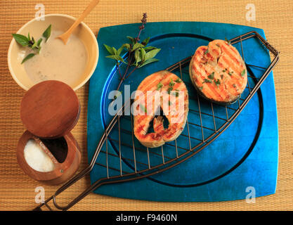 Gegrillte Lachs-Steaks, Paprika, Ingwer & Basilikum blühen Kokosnuss infundiert Soße Stockfoto