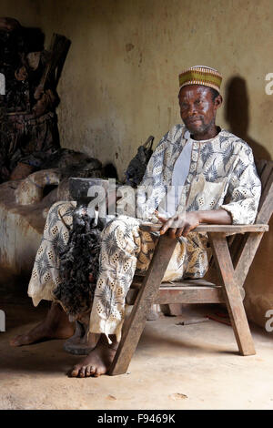 Voodoo (Voodoo) Hohepriester (Hounon) mit Fetischen im Schrein der Gottheiten, ein Dorf in der Nähe von Abomey, Benin Stockfoto