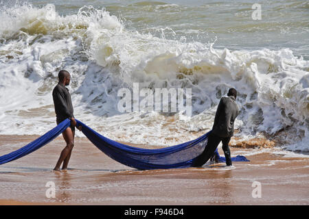 Ghanaische Fischer schleppen im Netz, Ouidah Strand, Benin Stockfoto