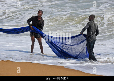 Ghanaische Fischer schleppen im Netz, Ouidah Strand, Benin Stockfoto