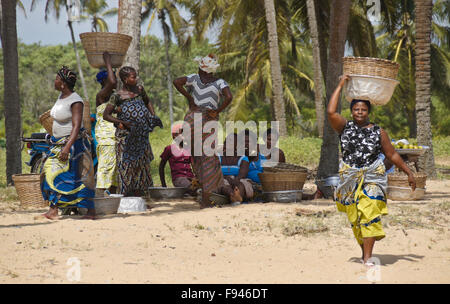 Frauen warten auf Fischer am Strand von Ouidah, Benin Stockfoto