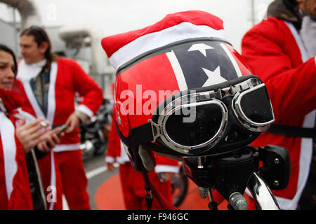 Turin, Italien. 13. Dezember 2015. Tausende von Menschen verkleidet als Weihnachtsmann in der sechsten Auflage des UN Babbo Natale in Moto teilgenommen ". Bildnachweis: Elena Aquila/Pacific Press/Alamy Live-Nachrichten Stockfoto