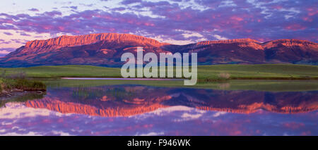 Panorama des Sonnenaufgangs über Split Rock See und Schloss Riff entlang der felsigen Bergfront in der Nähe von Choteau, montana Stockfoto