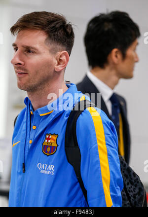 Narita, Japan. 14. Dezember 2015. Chiba, Japan. 14. Dezember 2015. Lionel Messi FC Barcelona kommt am Narita International Airport in Chiba, Japan am Montag, 14. Dezember 2015. Fans versammelt, um ihre Lieblings-FC Barcelona Spieler begrüßen, die Teilnahme an der FIFA Club World Cup Japan 2015. Bildnachweis: AFLO/Alamy Live-Nachrichten Stockfoto