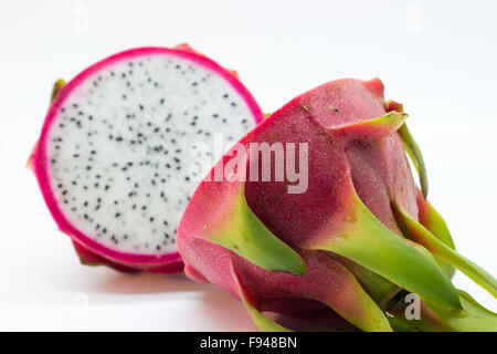 Drachenfrucht in zwei Hälften geschnitten Stockfoto